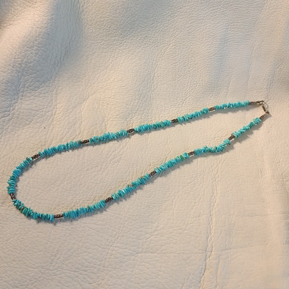Faux tourquoise chips and matte silver beads necklace - Picture 3 of 4